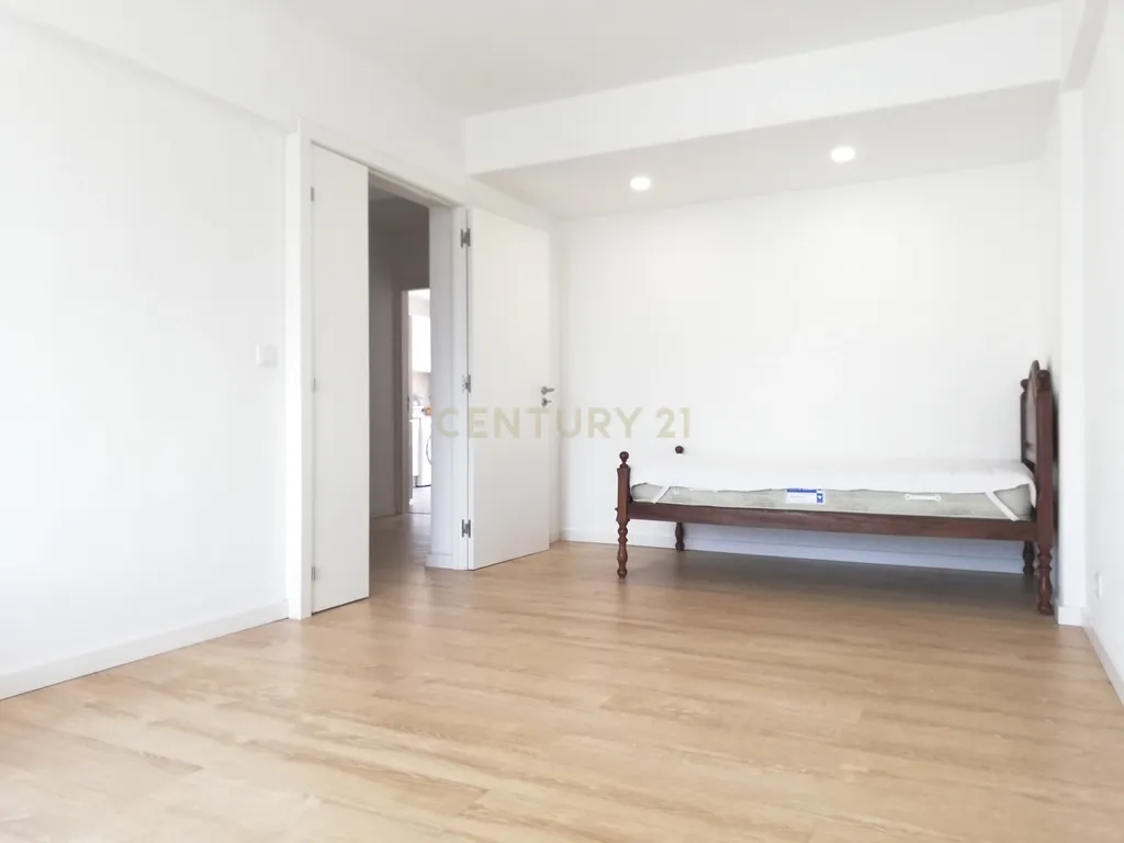 Apartamento T2 em Paço de Arcos para arrendar - Reservado - Image 1