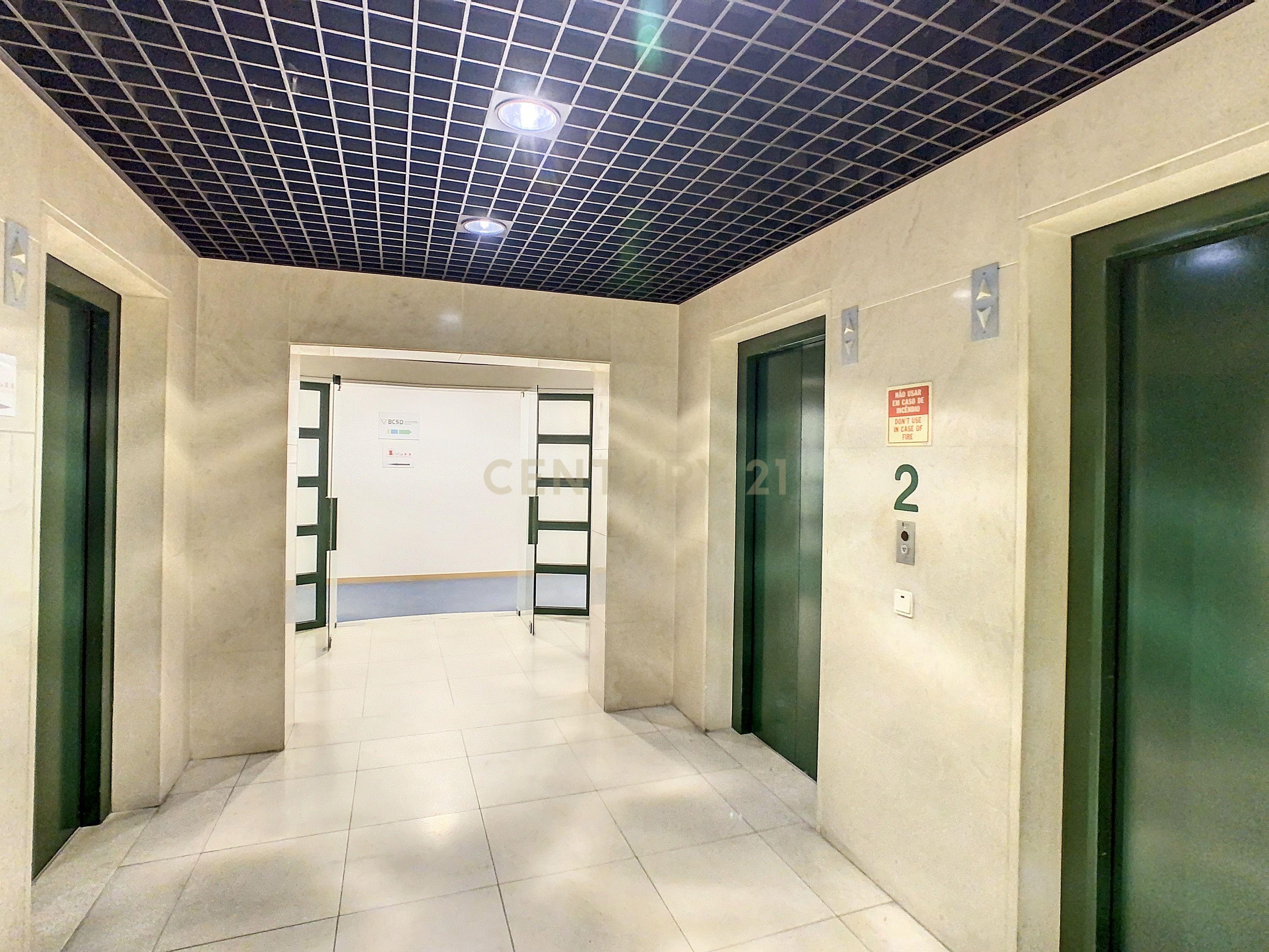 Fotografia 9 de Escritório com 55 m2 na Av. Columbano Bordalo Pinheiro, Lisboa