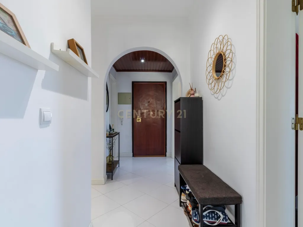 Espaçoso T3 na Sobreda com 2 Casas de Banho e Varandas - Image 53