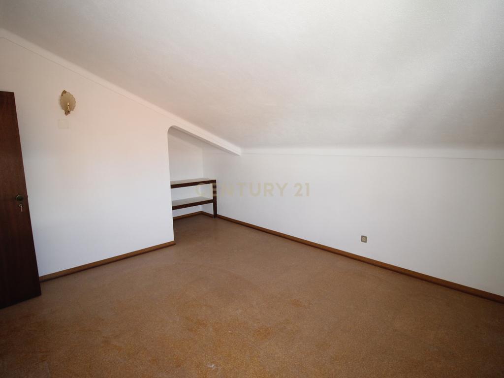 Casa Renovada com 3 Quartos e Garagem em Vendas Novas para arrendamento - Image 27