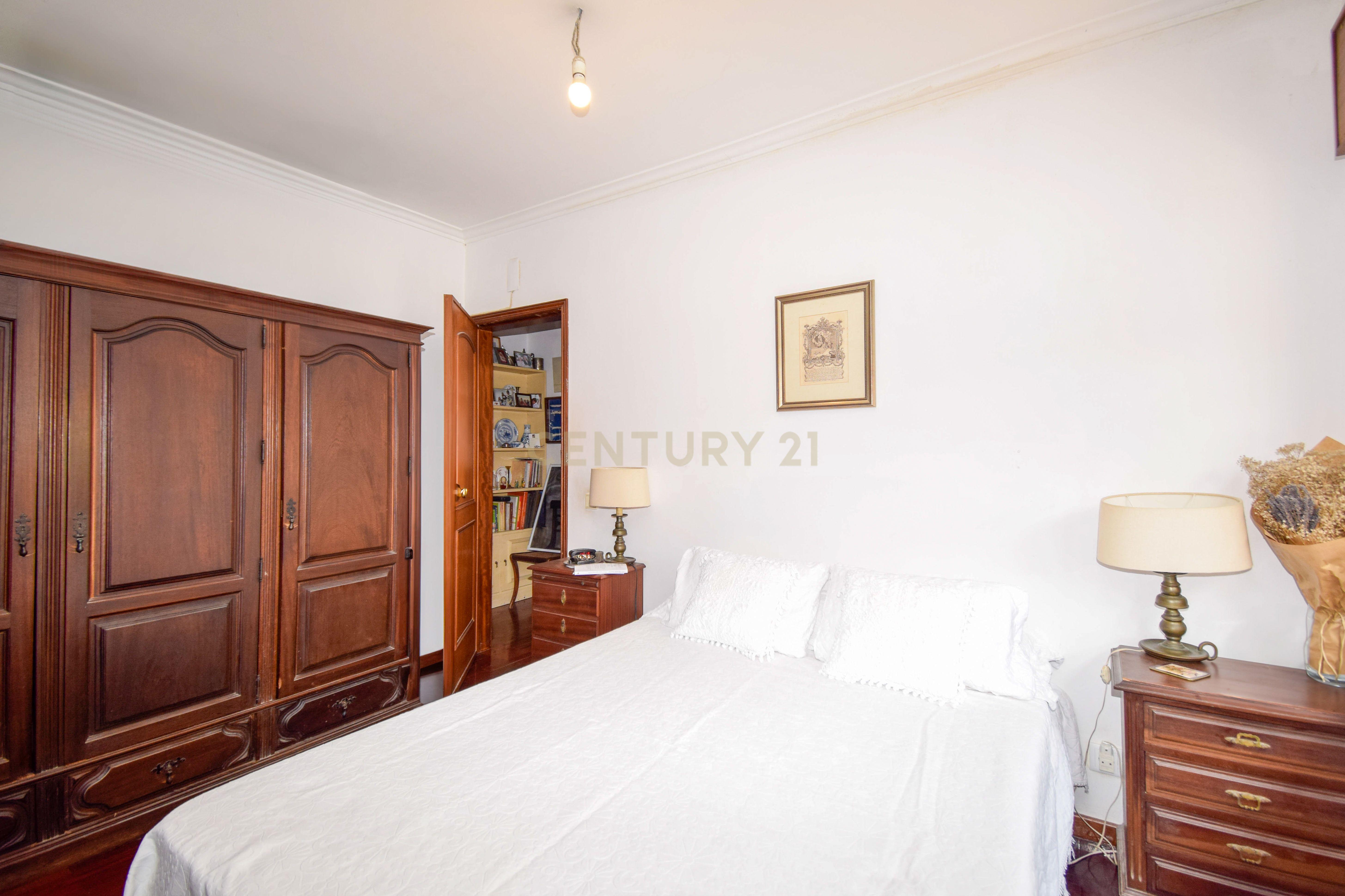 Apartamento T2 + 1 | Jardim e Estacionamento junto à Praia - Image 11