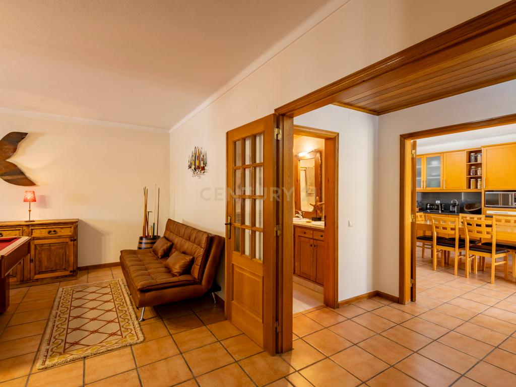 Moradia T5 Térrea com Piscina, Garagem e Lote de 2000 m² – Venda do Alcaide - Image 26