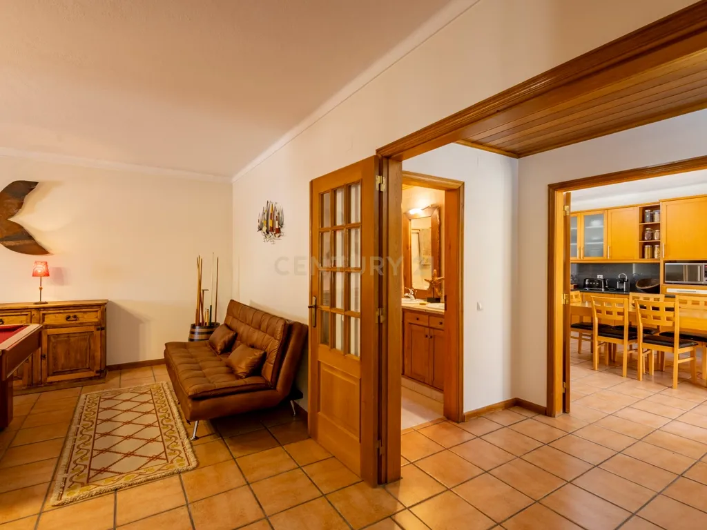 Moradia T5 Térrea com Piscina, Garagem e Lote de 2000 m² – Venda do Alcaide - Image 26