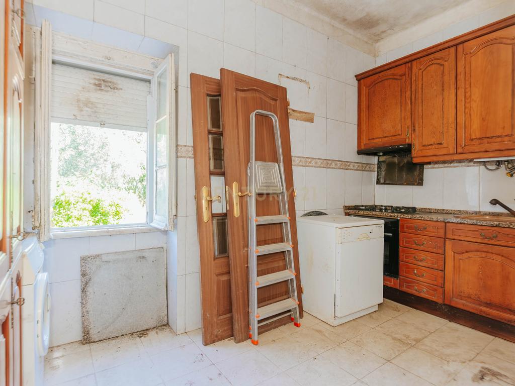 Apartamento T3 para Remodelação com Terraço | Alvito | Lisboa - Image 18