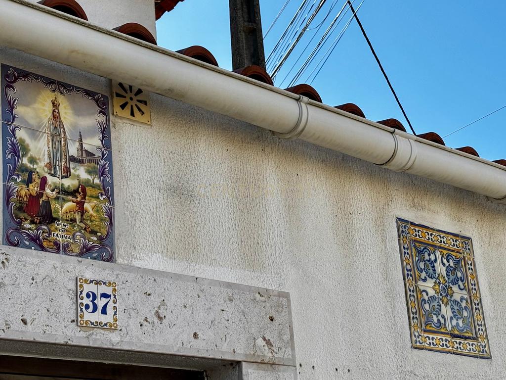 Moradia com T1+T2 Arrendados: Oportunidade no Gradil - Image 4