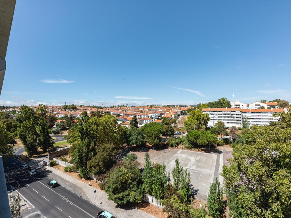  Apartamento T4 para Remodelação no Coração dos Olivais, com Vista Fantástica - Image 38