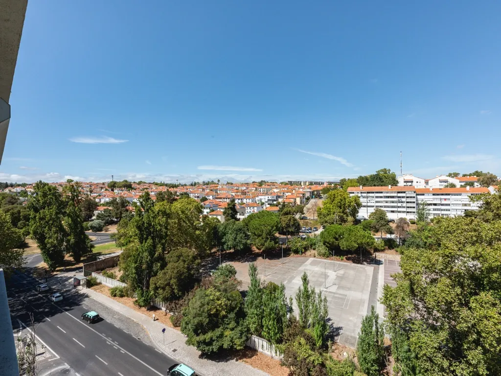 Apartamento T4 para Remodelação no Coração dos Olivais, com Vista Fantástica - Image 38