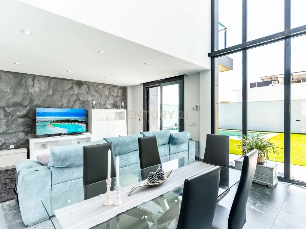 Luxuosa Moradia T4 com Vista Mar e Piscina em Almería - Image 18