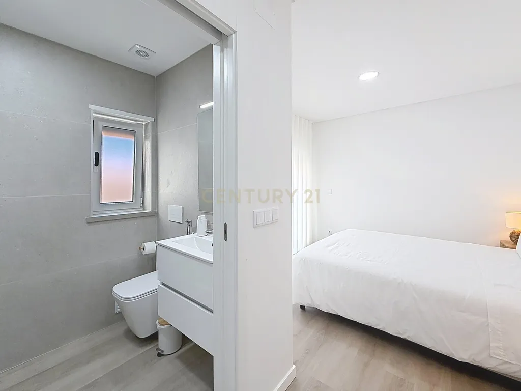 Apartamento T2 Novo - Arrendamento no Centro da Nazaré - Image 14