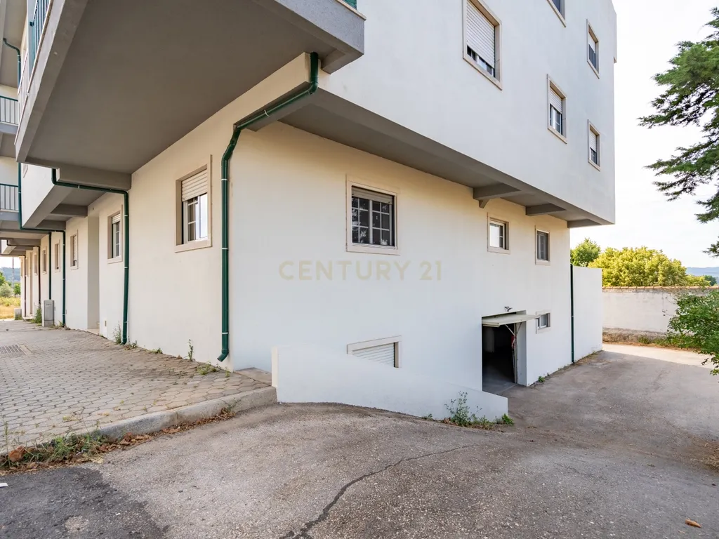 Moderno T1 em Lousã, quase novo e pronto a habitar - Image 33