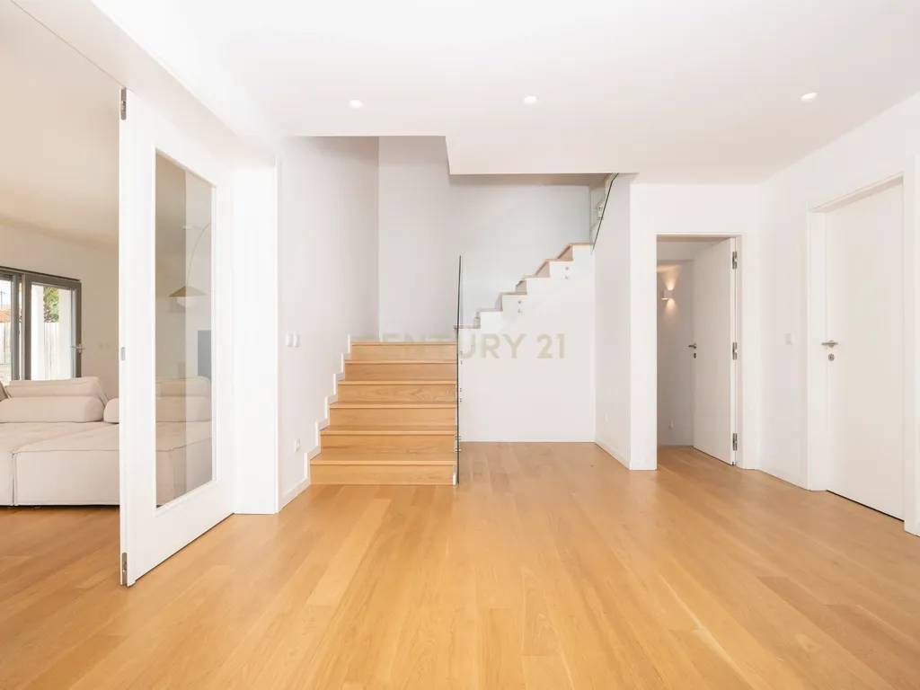 Moradia T5 de Luxo com Piscina, Ginásio, Sauna e Garrafeira em Birre, Cascais - Image 12