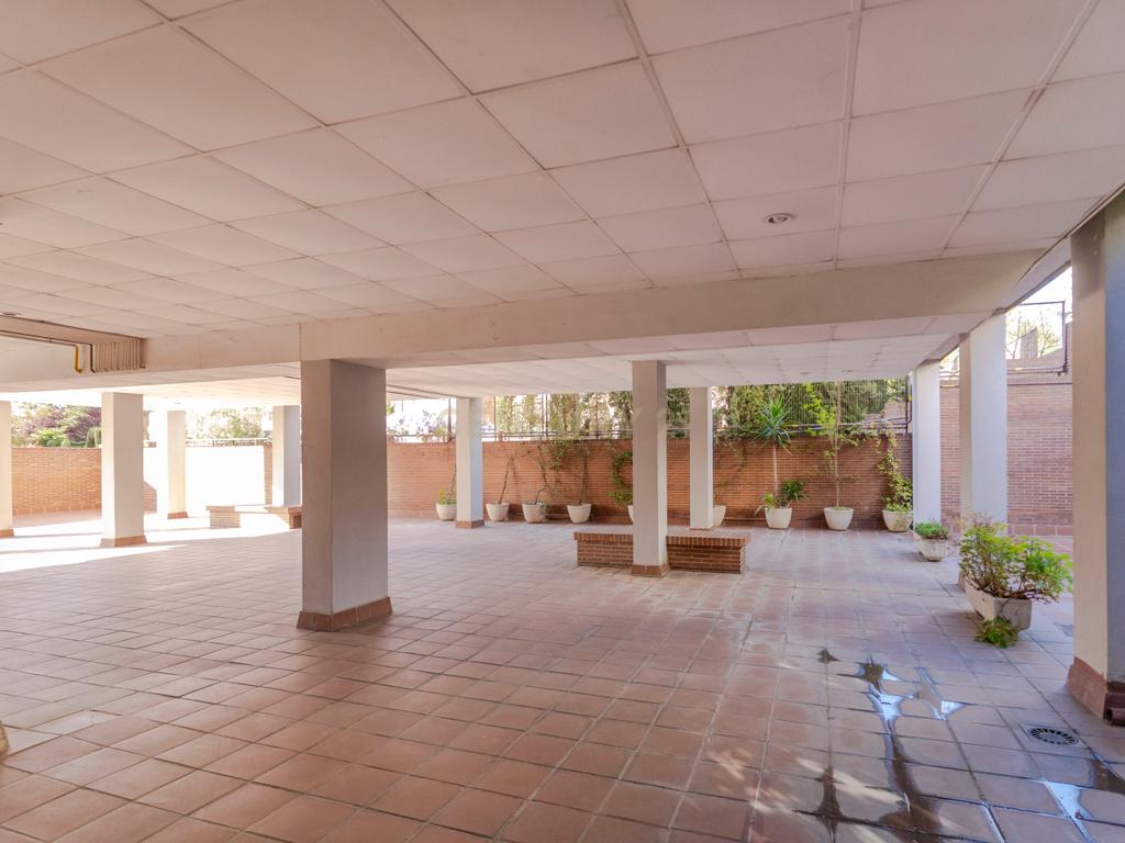 Apartamento Renovado em Granada com Garagem e Segurança - Image 22
