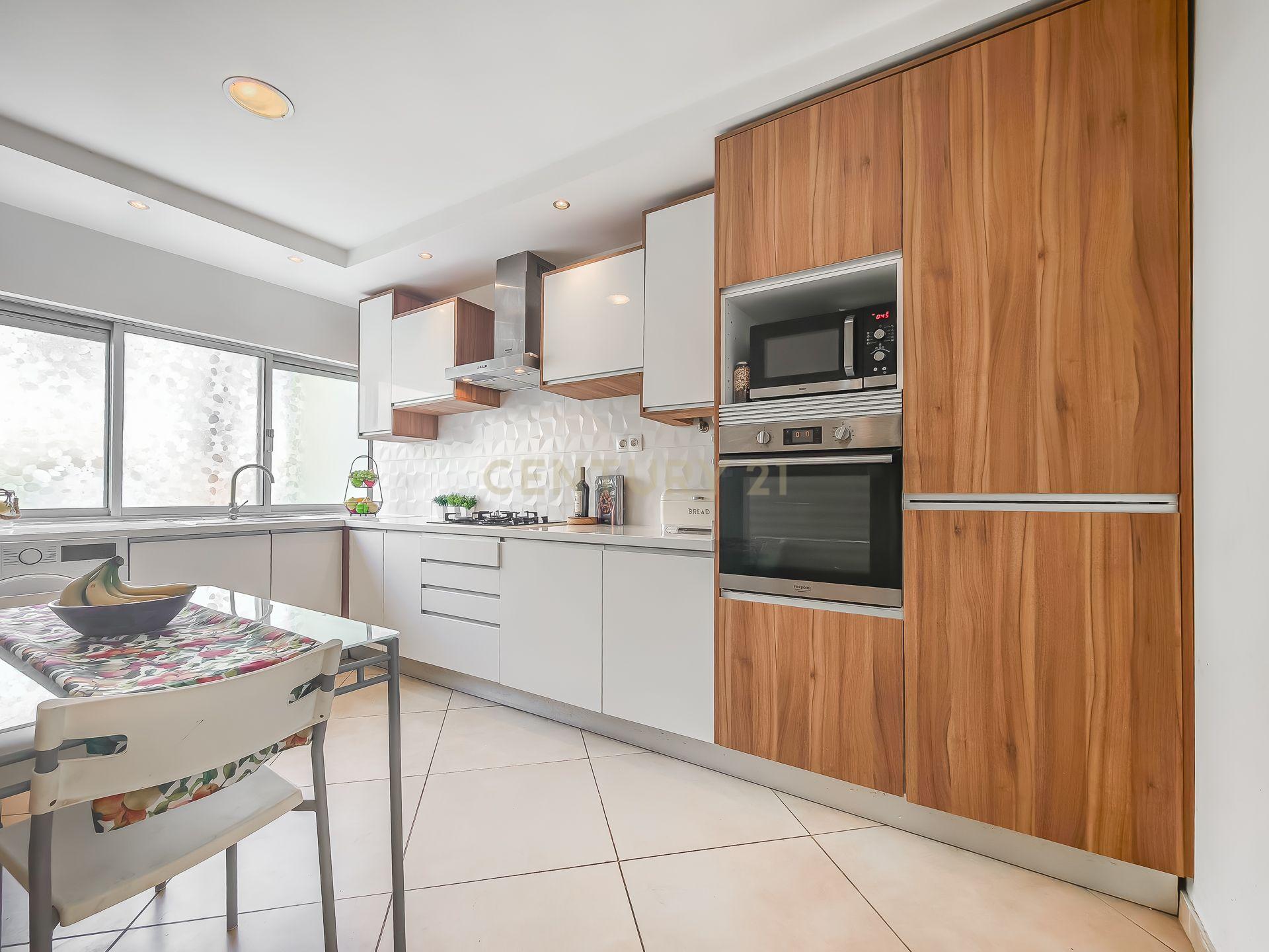 Fotografia 10 de 🏡 Moradia T3 Totalmente Remodelada em Camarate, Loures | O Espaço de uma Casa ao Preço de um Apartamento!