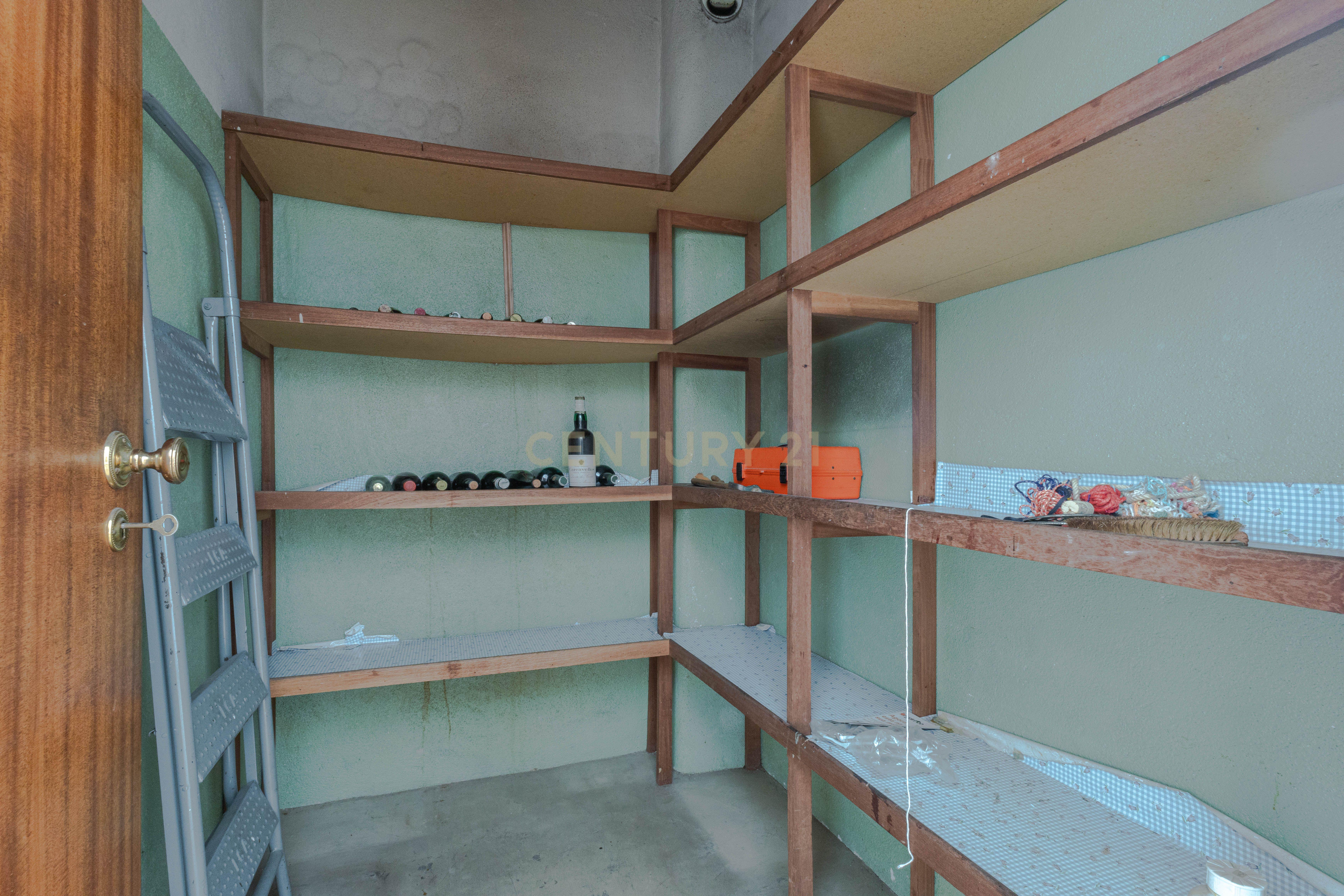 Fotografia 7 de Apartamento T4  Construção Ferreira do Santos 2 lugares de garagem +arrumos  na Avenida Fernão de Magalhães — Espaço, Potencial e Distinção no Coração da Cidade