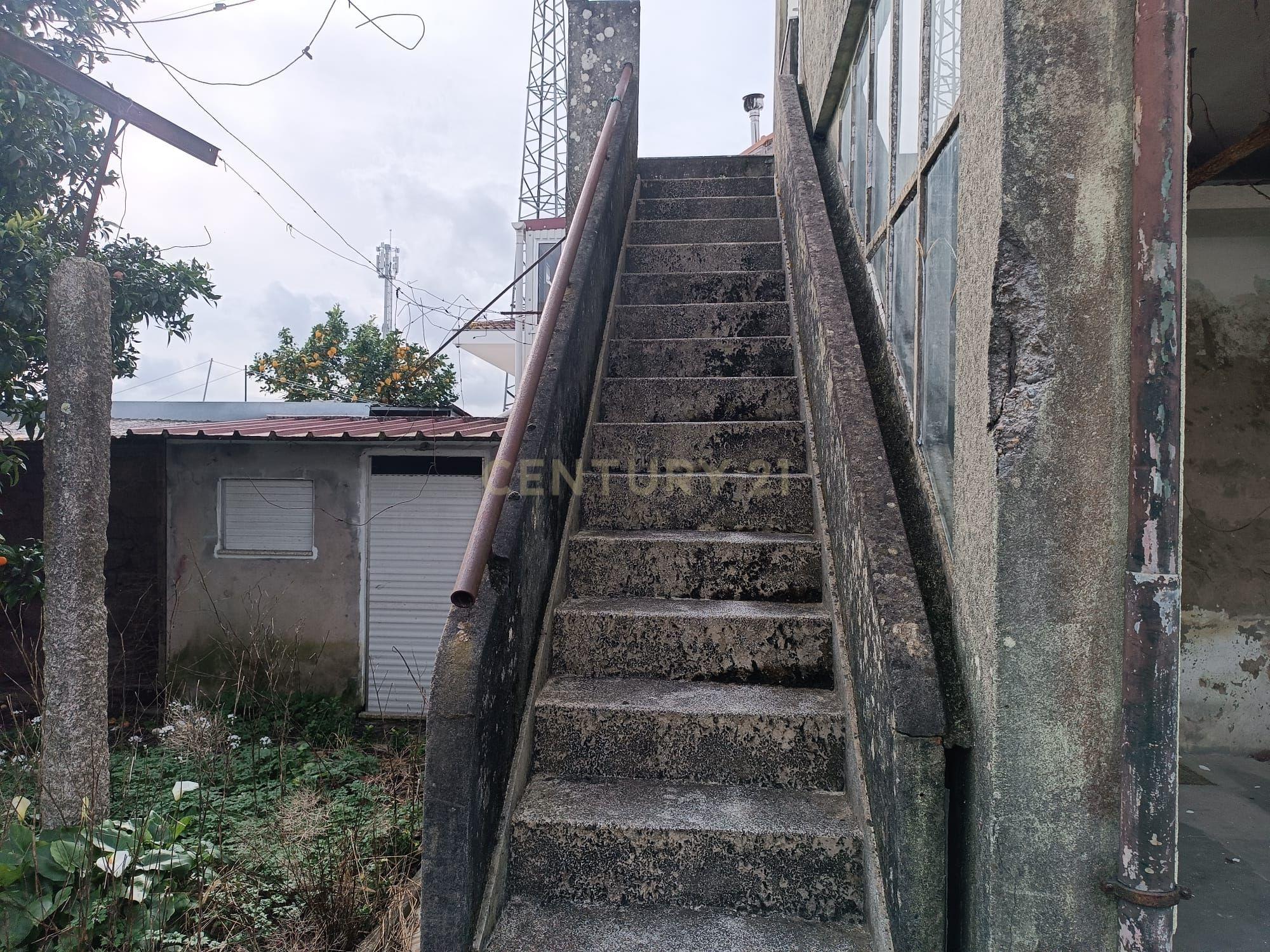 Moradia bifamiliar com cinco quartos, terreno e água para reconstrução no coração da Cidade da Maia, em Gueifaes - Image 26