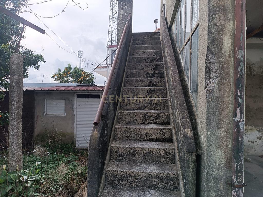Moradia bifamiliar com cinco quartos, terreno e água para reconstrução no coração da Cidade da Maia, em Gueifaes - Image 26