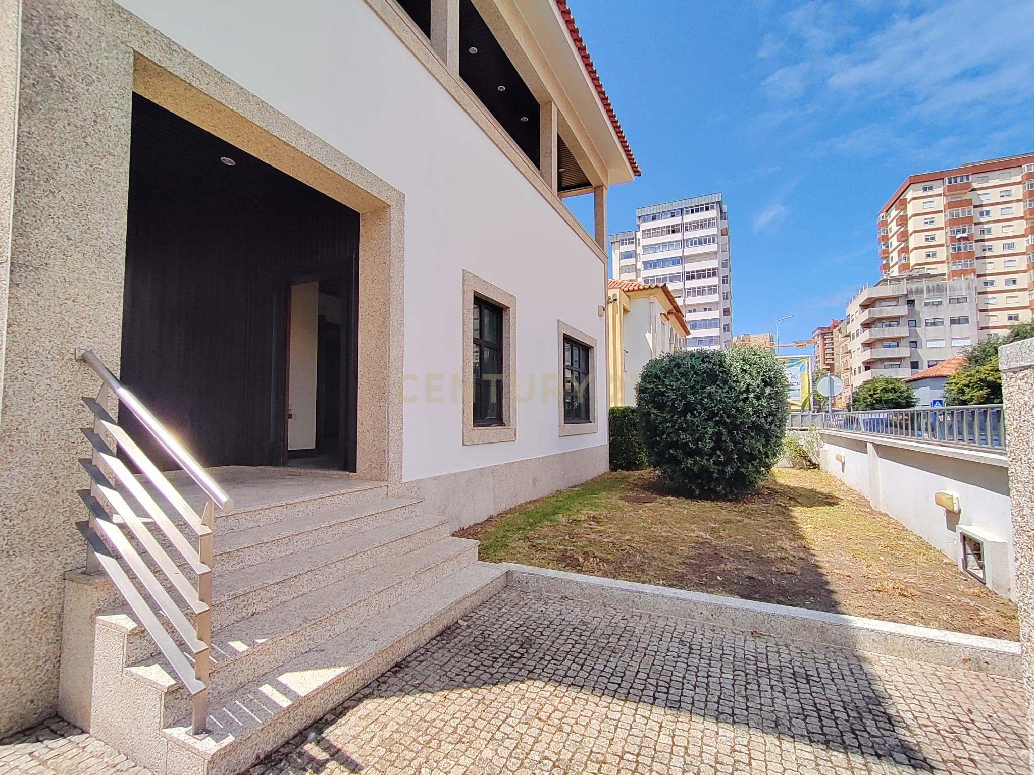 Moradia T5 com piscina a 50 metros da praia e da Avenida dos Banhos na Póvoa de Varzim - Image 6