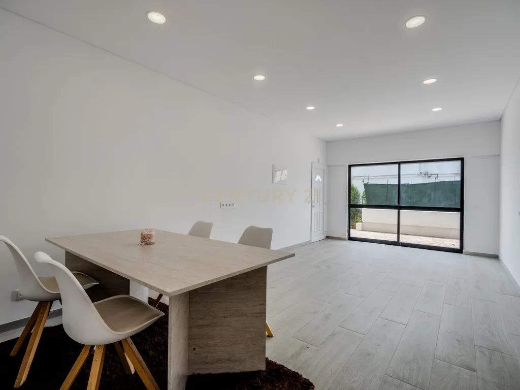 T0+1 Renovado com Armazém de 105 m² e Logradouro Privado em Albufeira - Image 17