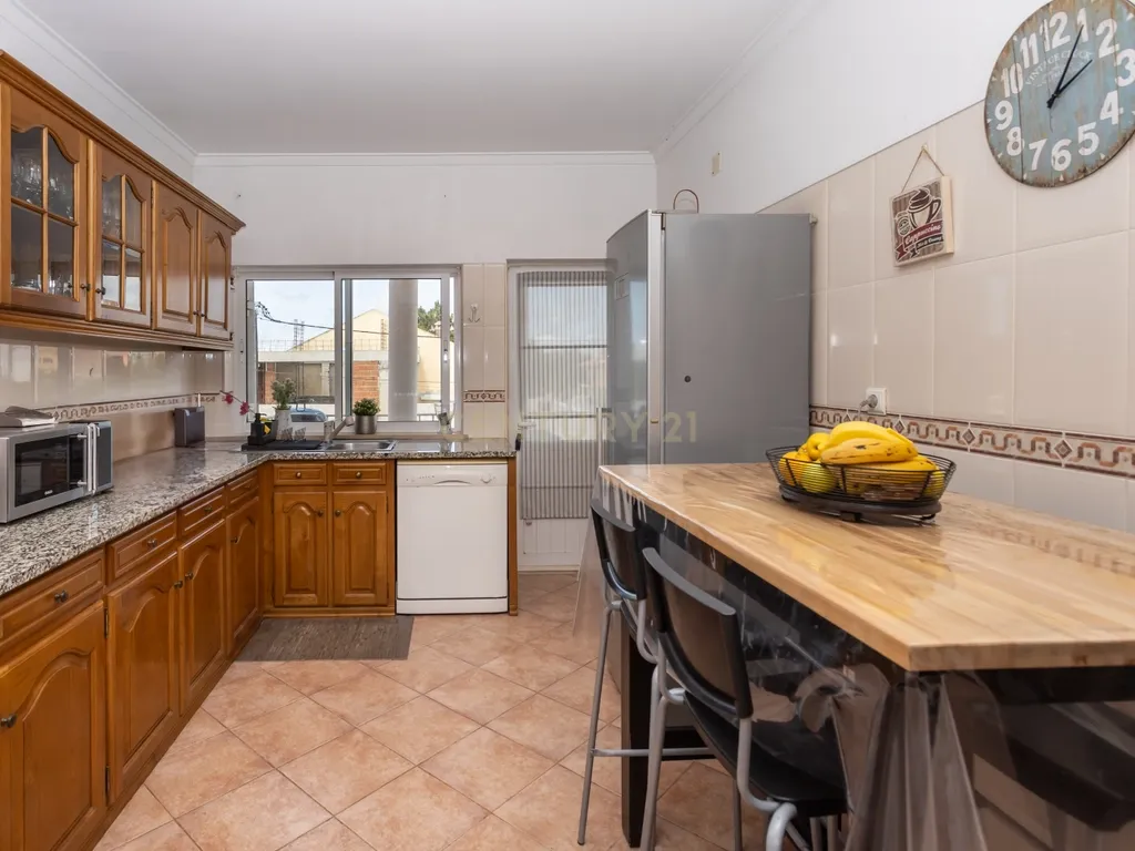 Moradia T5 em Foros de Amora - Image 3