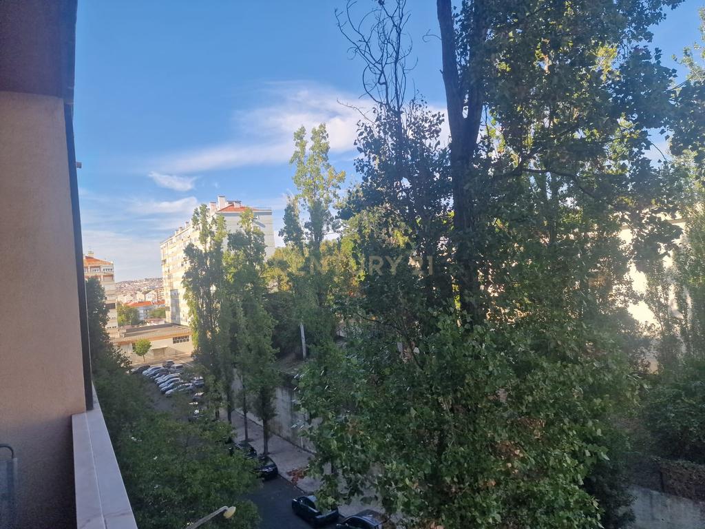 Apartamento T3 em Benfica, Lisboa com Varandas e Vista Cidade - Image 7