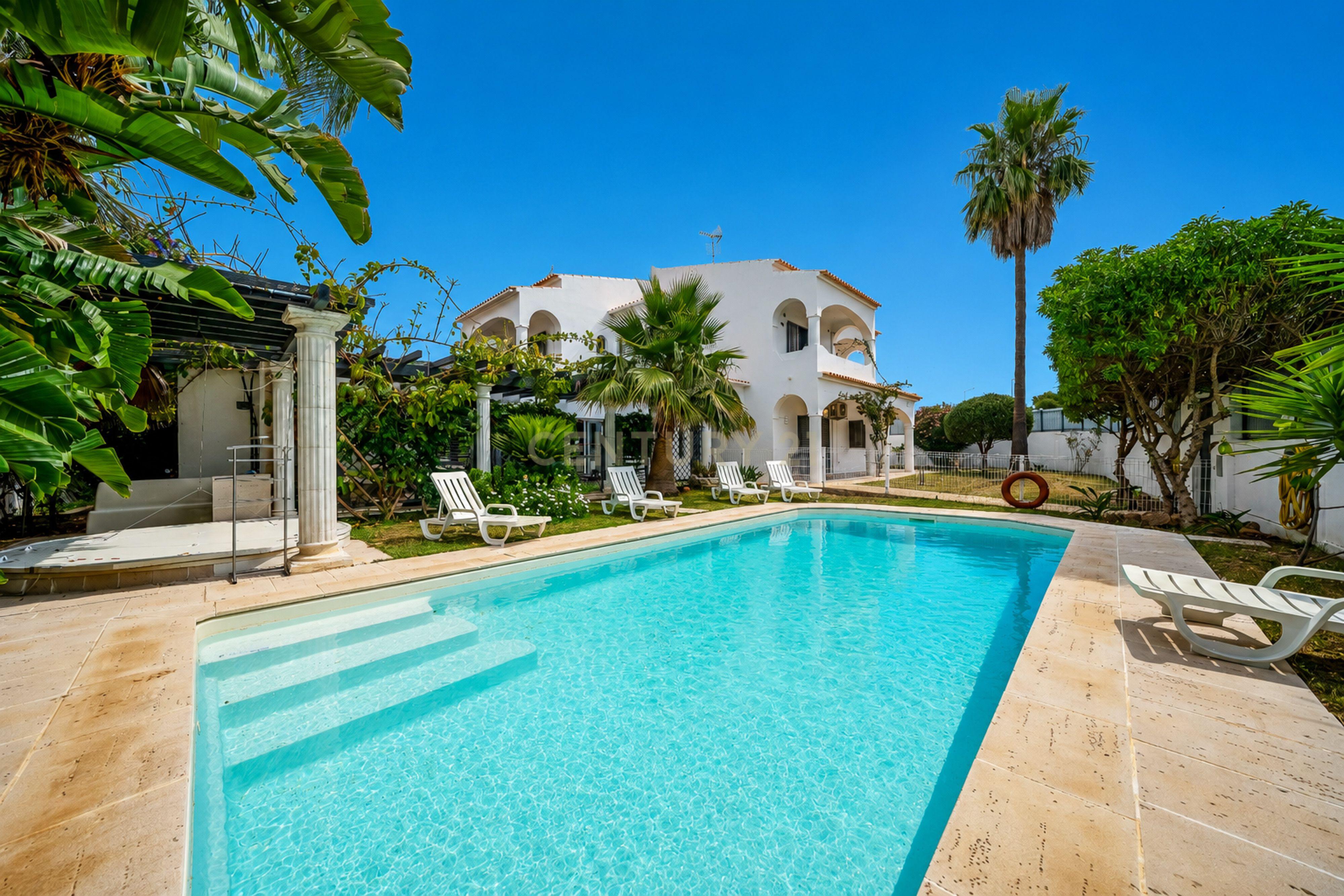Fotografia 8 de Magnífica Moradia Individual de 300 m2 com Piscina Aquecida e Jacuzzi - Guia Albufeira