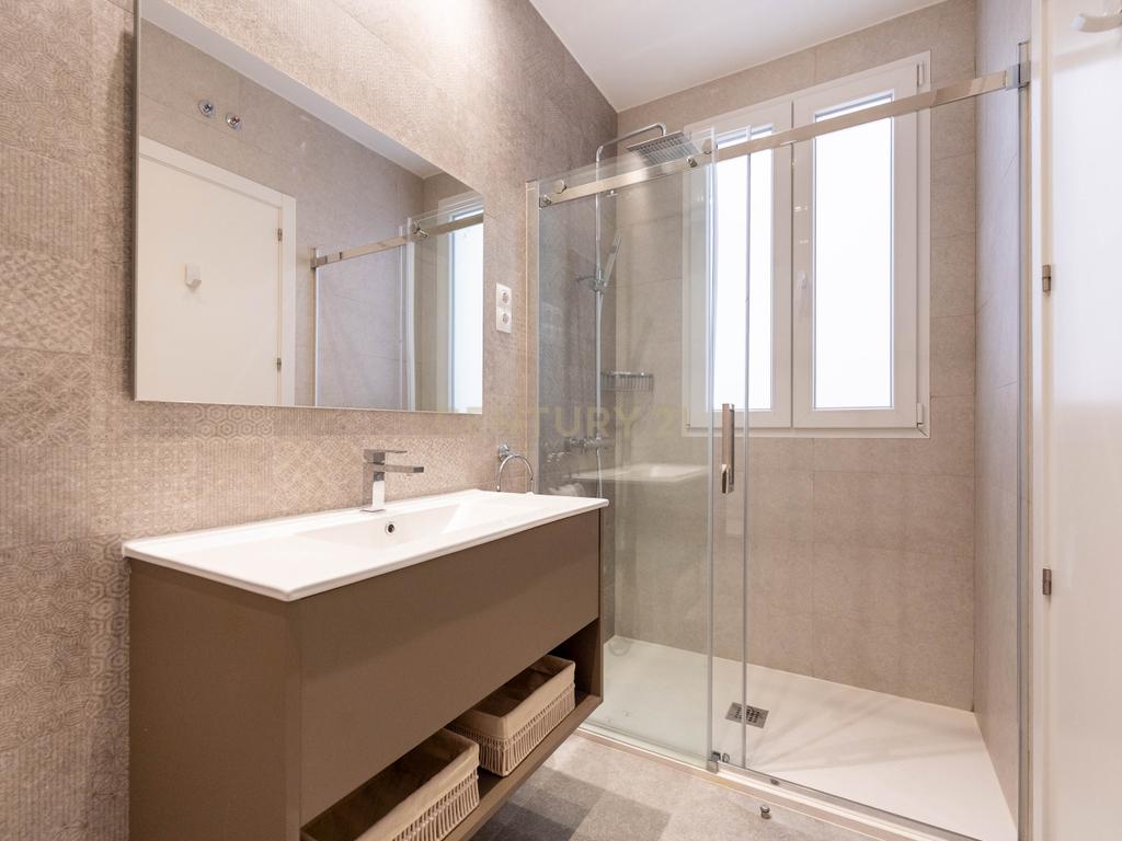APARTAMENTO RENOVADO COM MOLDURAS E VARANDAS - Image 18