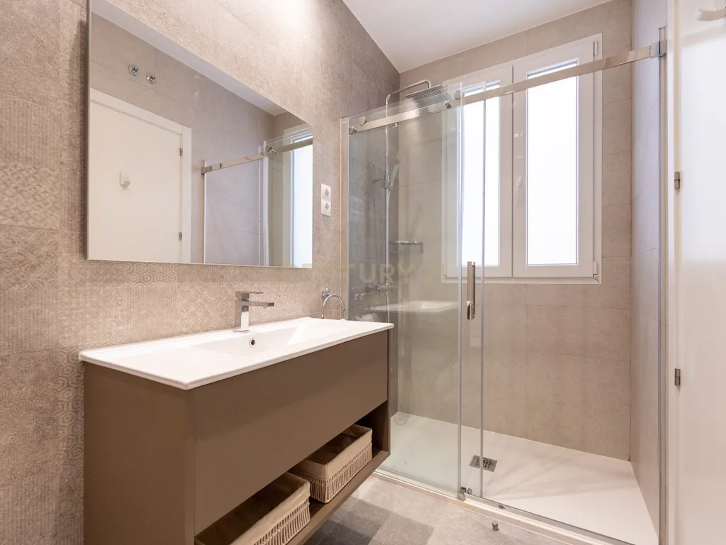 APARTAMENTO RENOVADO COM MOLDURAS E VARANDAS - Image 18