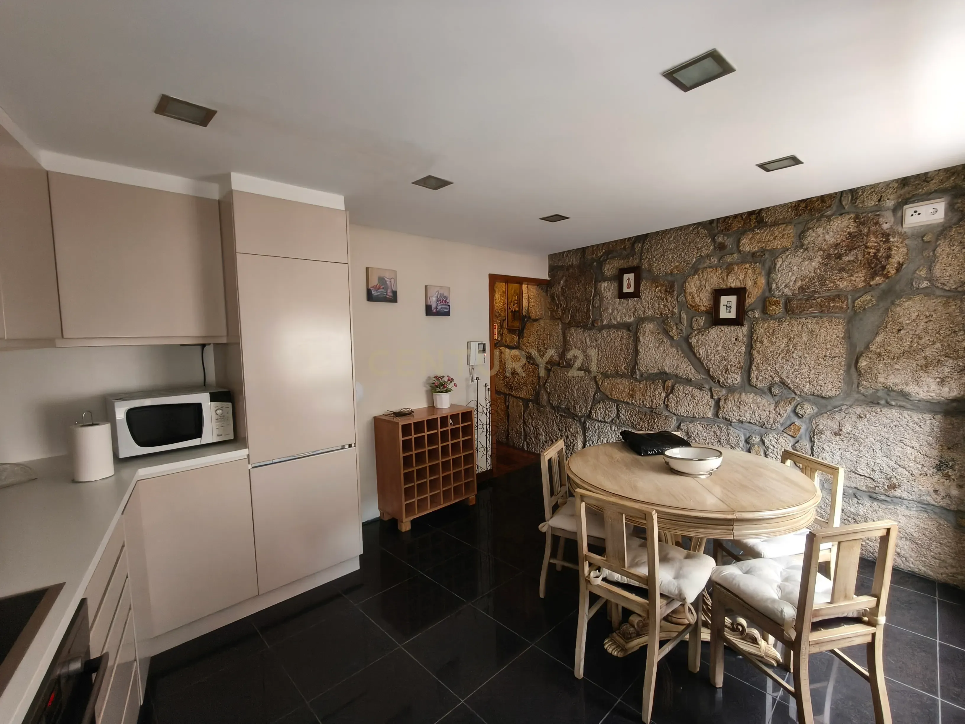 Fotografia 6 de Apartamento T2 com varandas, mobilado no centro do Porto