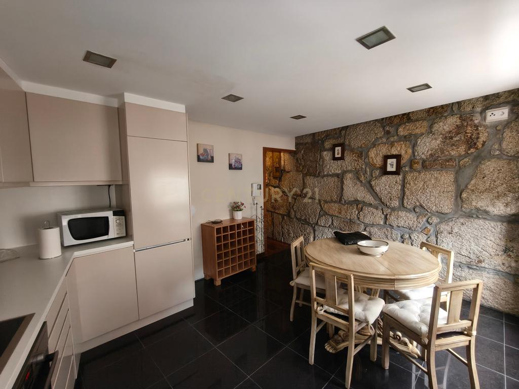 Apartamento T2 com varandas, mobilado no centro do Porto - Image 6