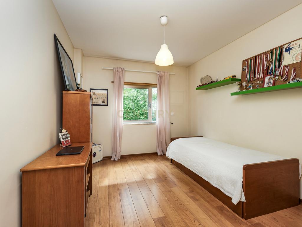 Apartamento T3 com vista panorâmica sobre o Jamor em condomínio fechado com piscina e ginásio - Image 15