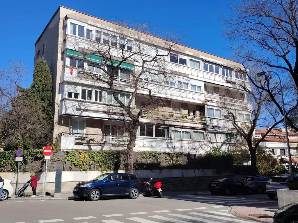 EXCLUSIVO APARTAMENTO EM URBANIZAÇÃO COM JARDIM E PISCINA - Image 42