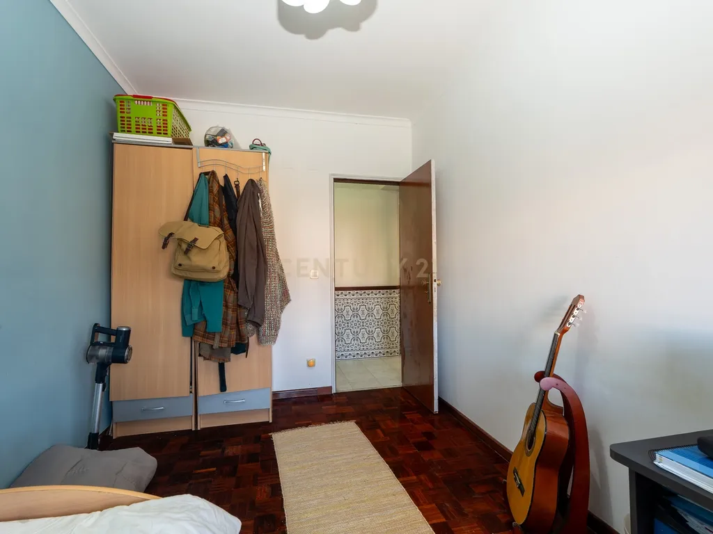 Apartamento de tipologia T2, com varanda, 1 wc e arrecadação, localizado em Agualva – Cacém, inserido em prédio de construção de 1996. - Image 27