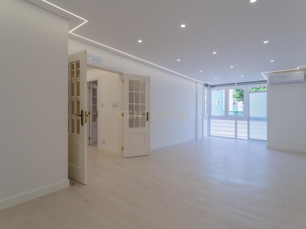 T2 Renovado na Buraca | Modernidade, Conforto e Excelente Localização - Image 1