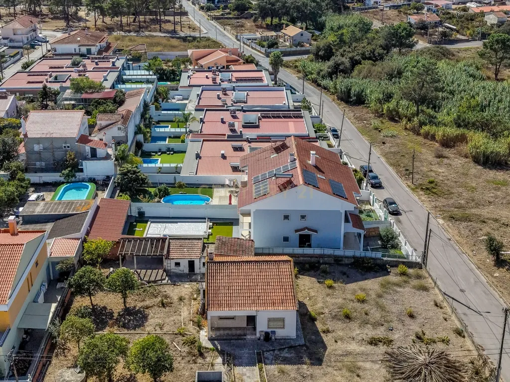 Moradia Isolada com Terreno de 1041 m² – Um Mundo de Possibilidades! - Image 1