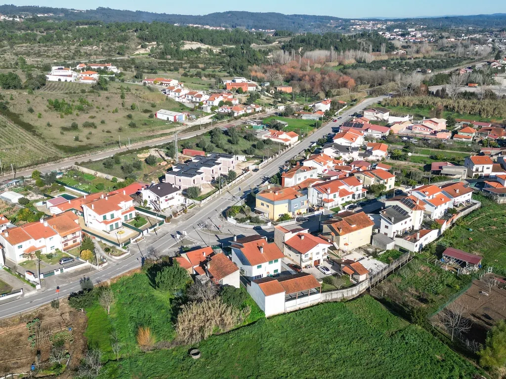 Moradia T4 com sótão versátil e excelentes acessos – uma oportunidade única - Image 30