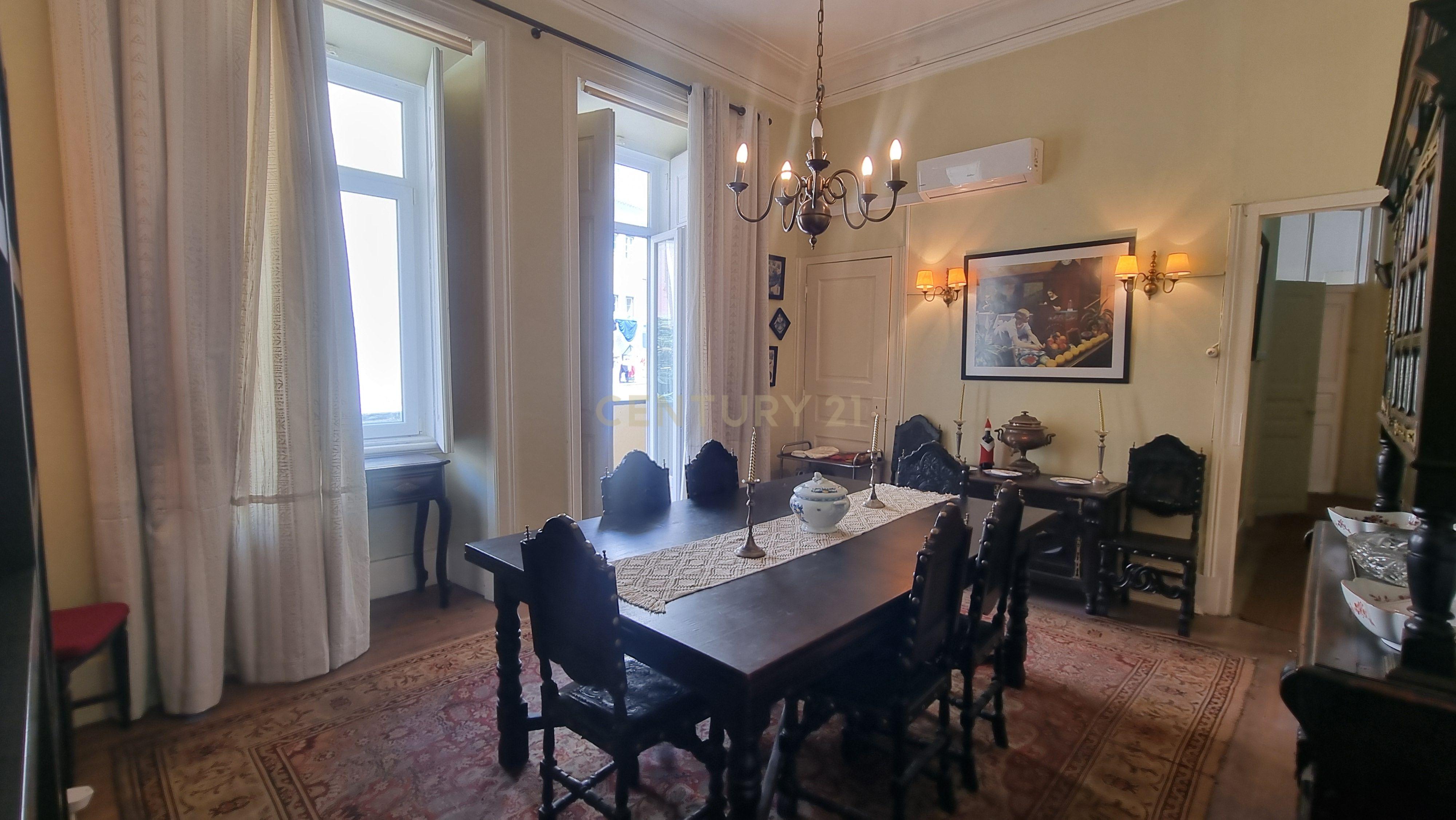 Apartamento Pombalino de Charme com 8 Assoalhadas – Av. Almirante Reis, Lisboa - Image 4