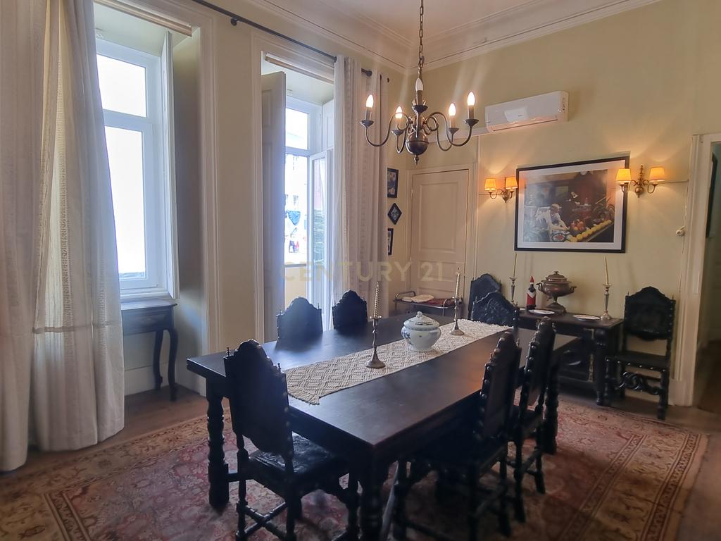 Apartamento Pombalino de Charme com 8 Assoalhadas – Av. Almirante Reis, Lisboa - Image 4