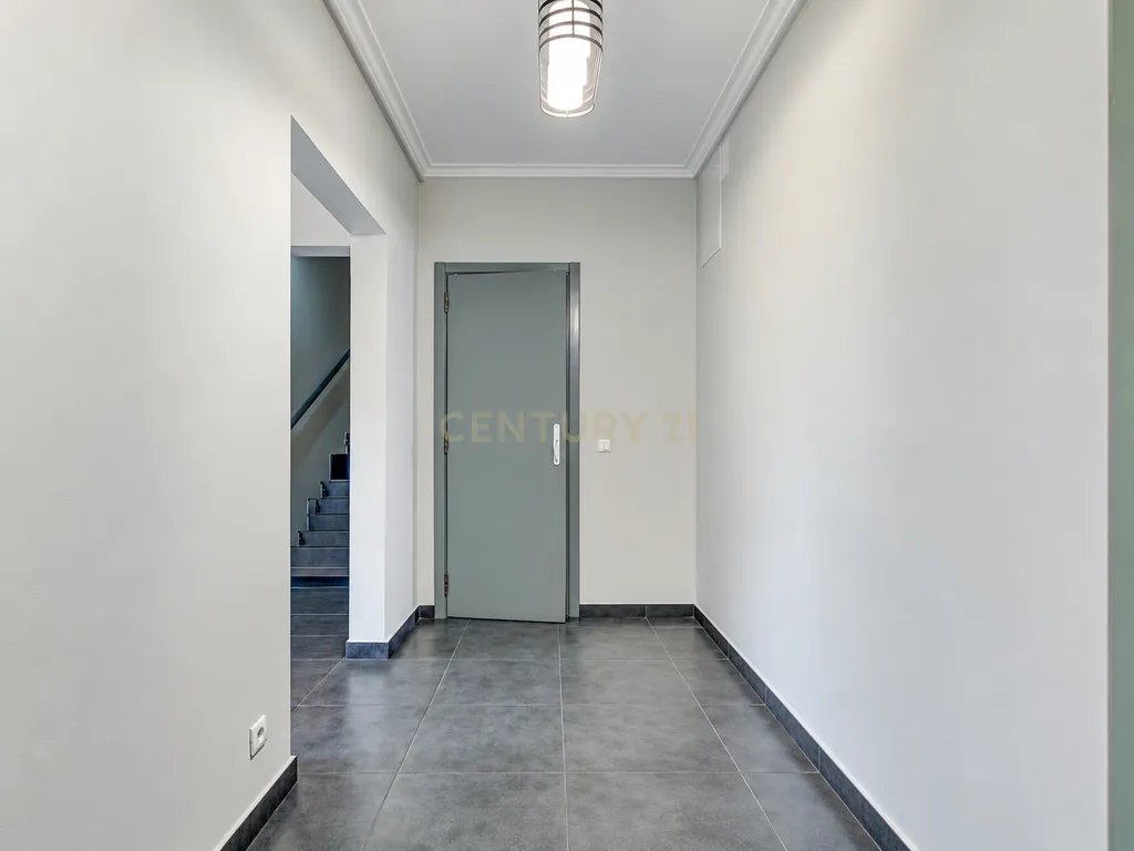 T2+2 Renovado com Sótão, Espaço Exterior e Garagem — Centro de Tires - Image 18