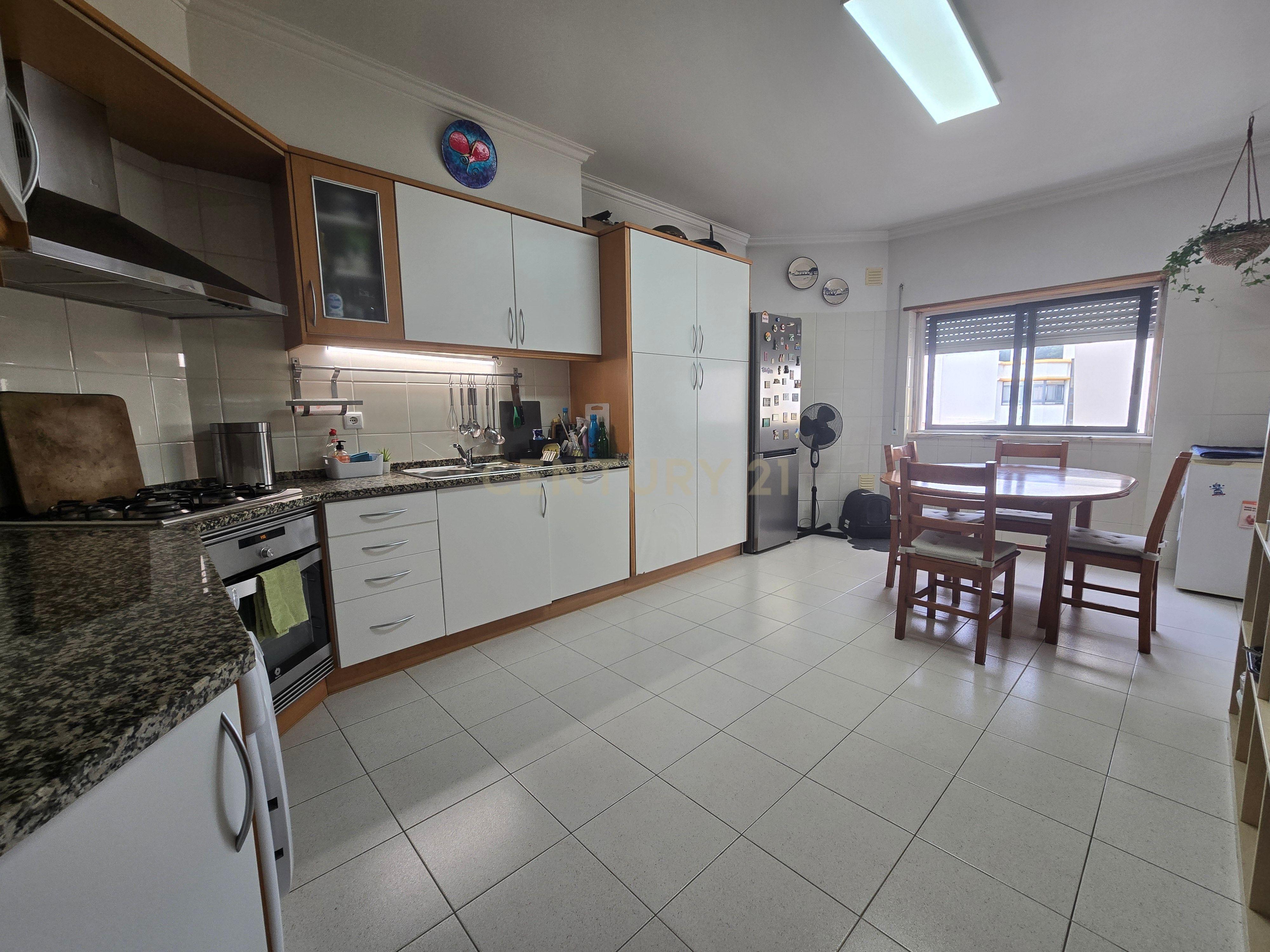 Fotografia 6 de Apartamento T3 com Excelentes Áreas e Garagem na Urbanização Moinho do Guizo – Mina de Água, Amadora