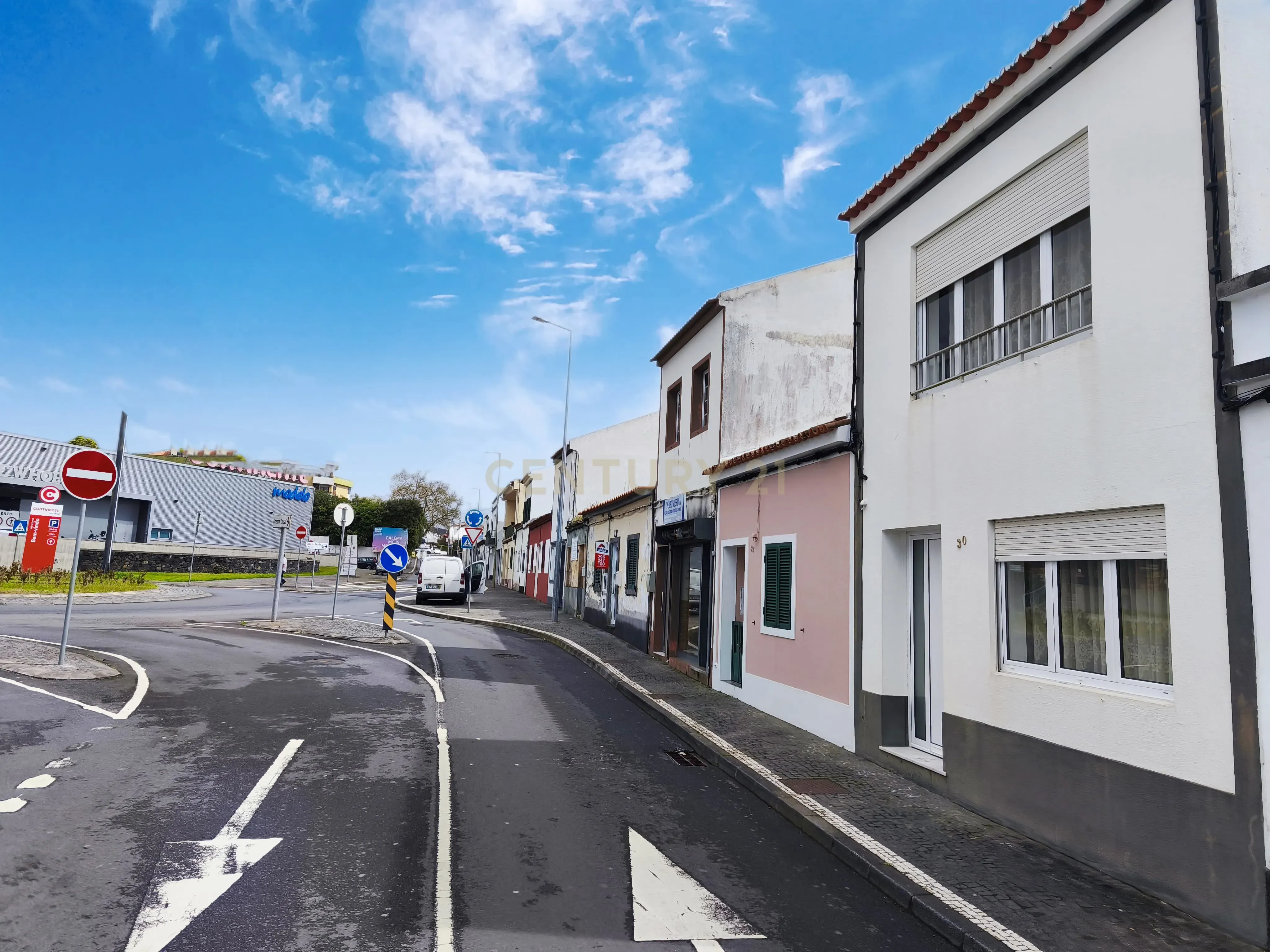 Casa T3 com Jardim e Terraço em Ponta Delgada, São Miguel - Image 2