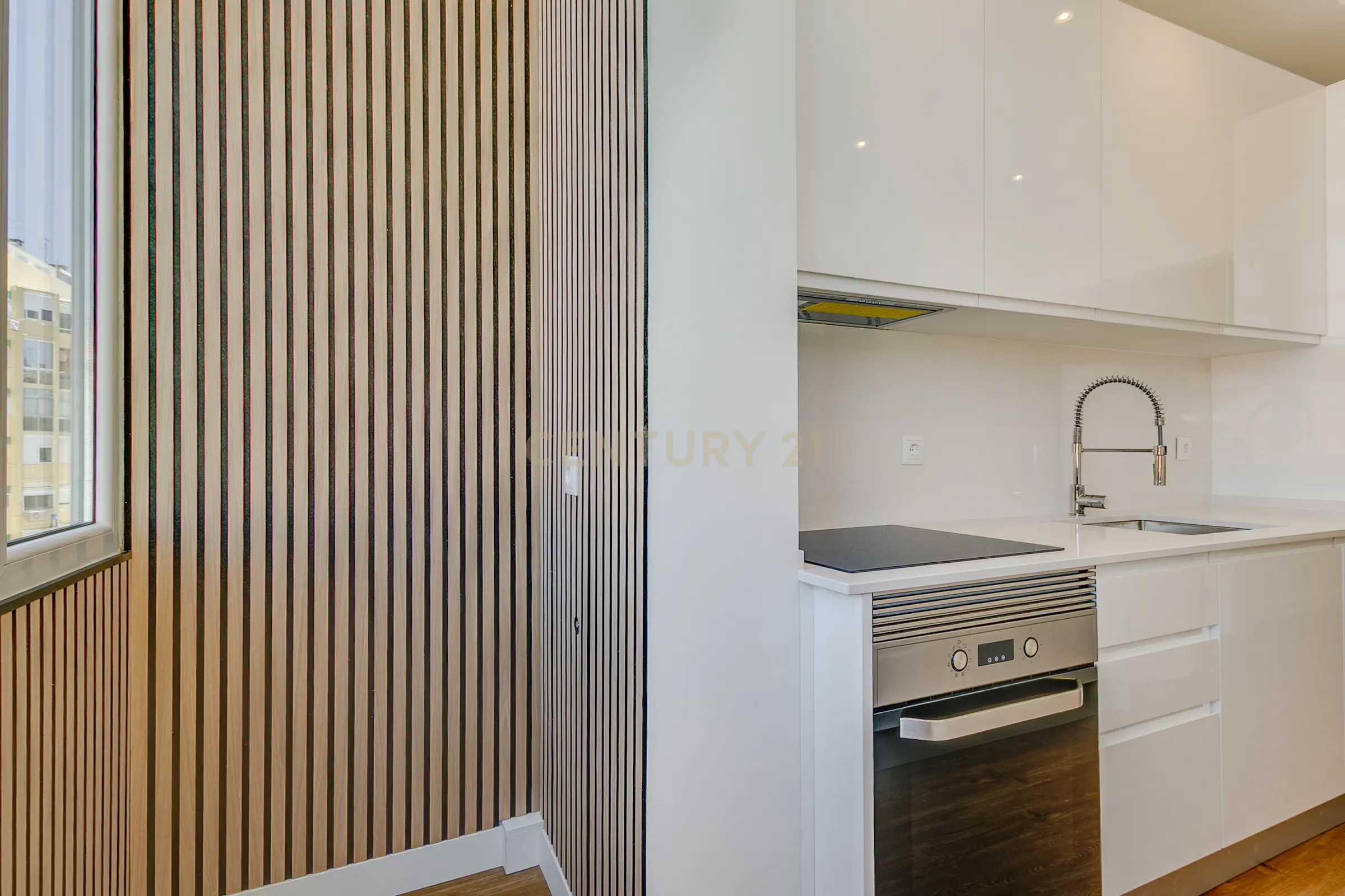 Apartamento T2 Remodelado em São Domingos de Benfica, Lisboa - Image 4