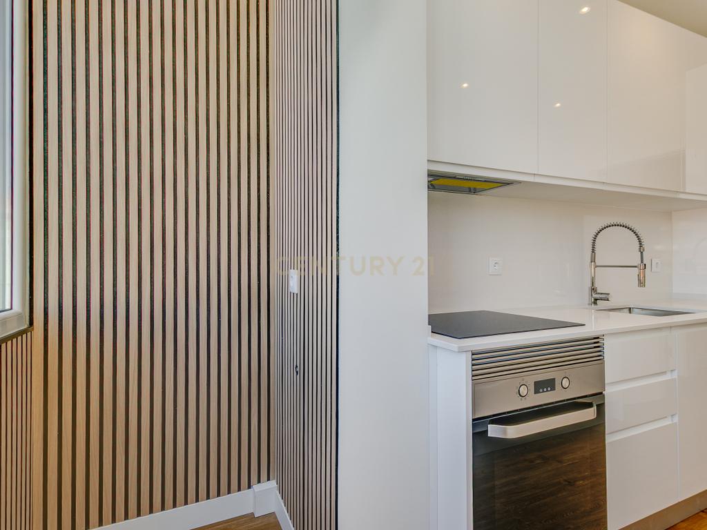 Apartamento T2 Remodelado em São Domingos de Benfica, Lisboa - Image 4