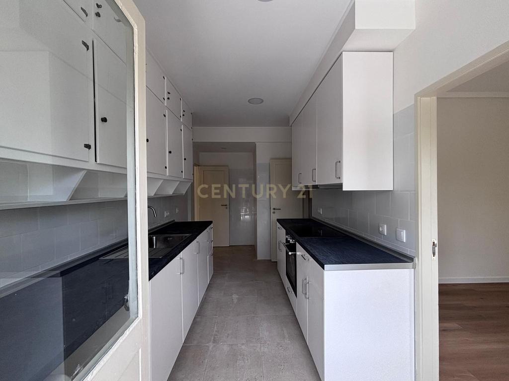 T3+1 Remodelado totalmente com excelentes áreas na carismática e tradicional zona da Estrela - Image 11