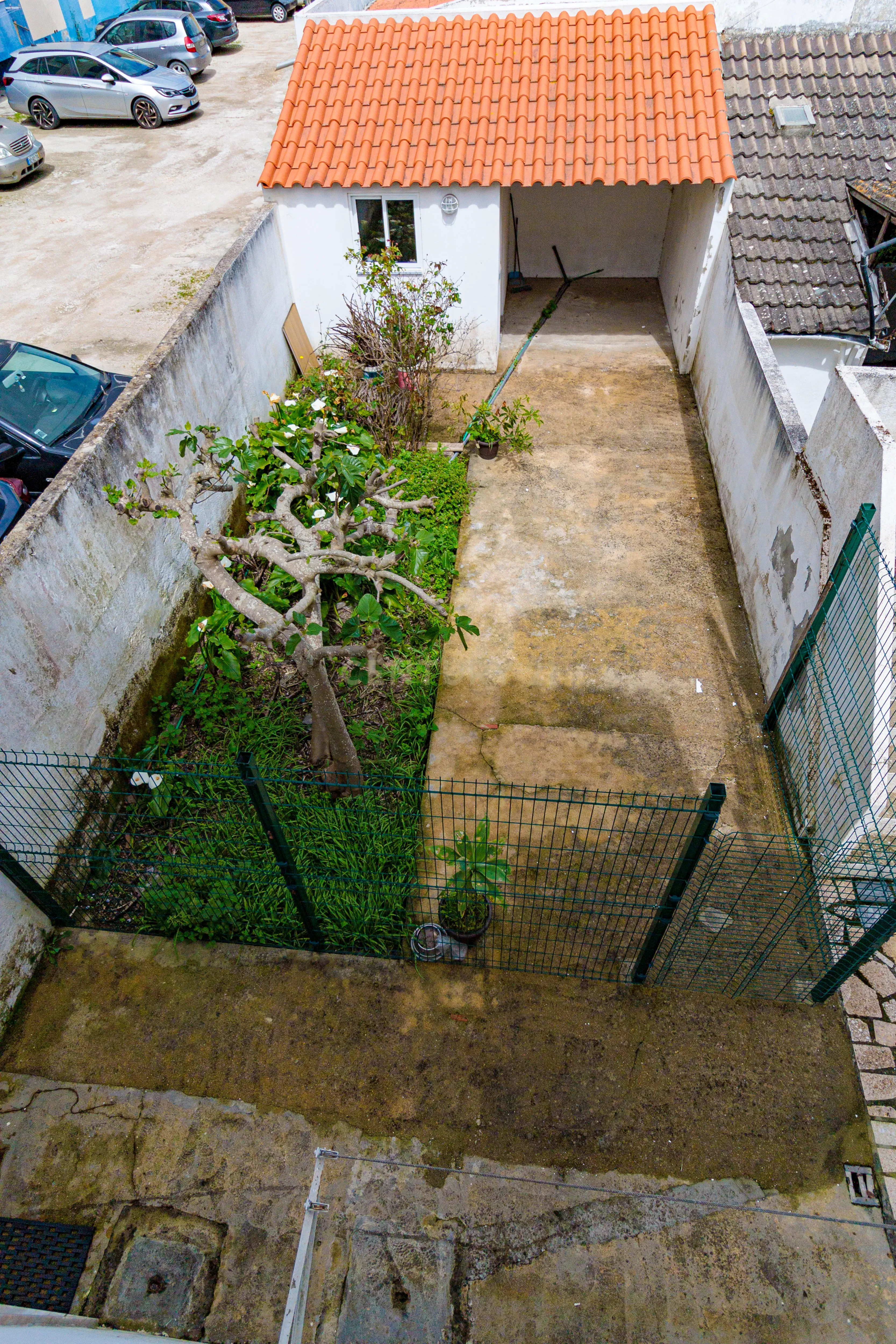 1º andar de moradia T2+1 Remodelado em Pinhal Novo, centro, com Jardim e arrecadação. Estacionamento fácil. - Image 40