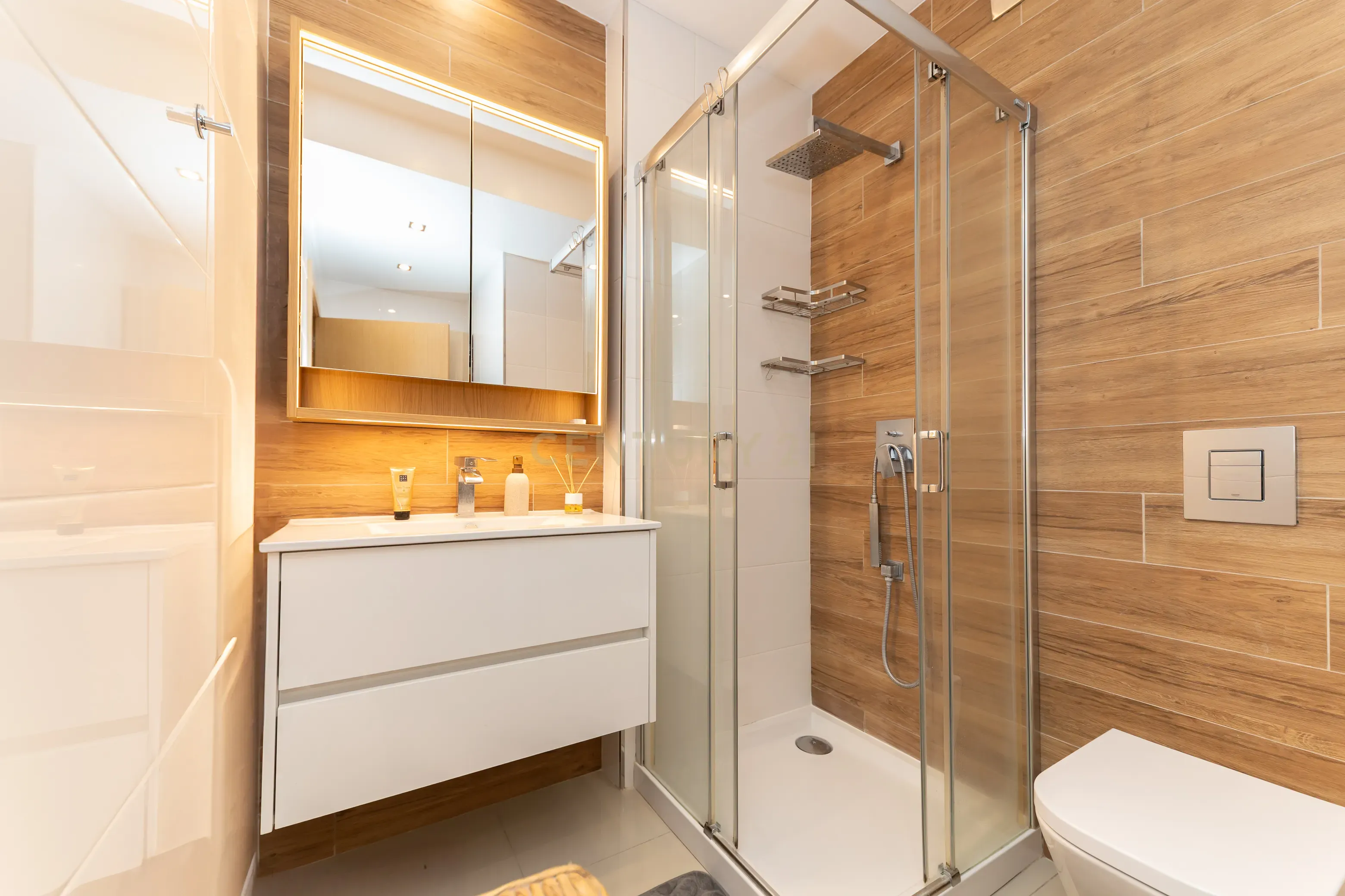 Apartamento T4 convertido em T3 - Totalmente Renovado com Materiais Premium no Centro de Setúbal - Image 17