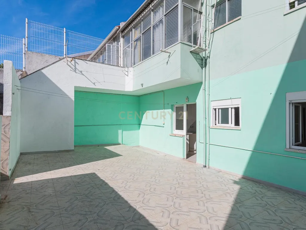 Apartamento T2 remodelado com Jardim Privativo Arrendamento - Laranjeiras -Feijó - Image 3