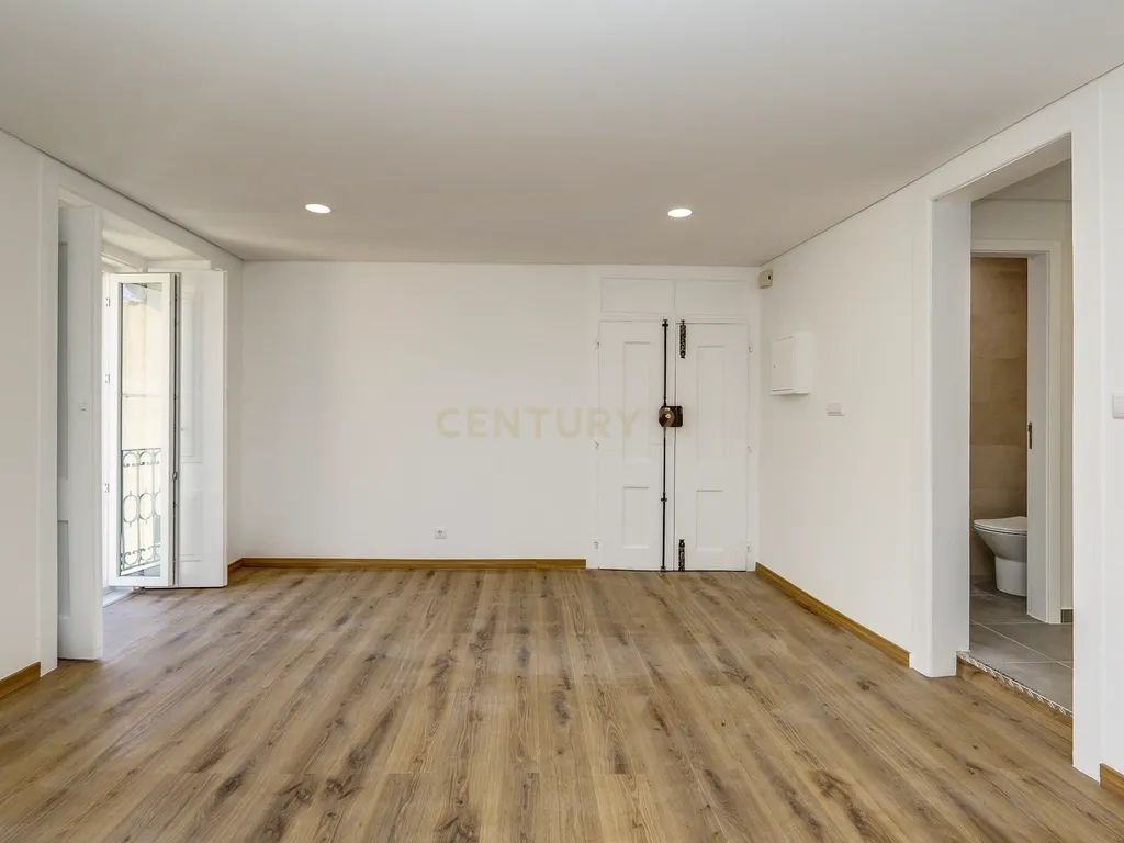 Apartamento T1+1 totalmente remodelado, próximo da Assembleia da República - Image 3
