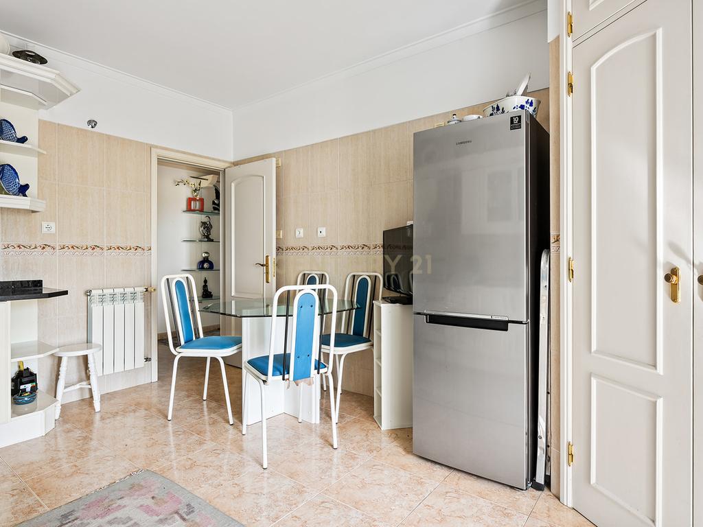 Apartamento T1 com garagem e arrecadação no Casal de São Brás, Amadora - Image 13