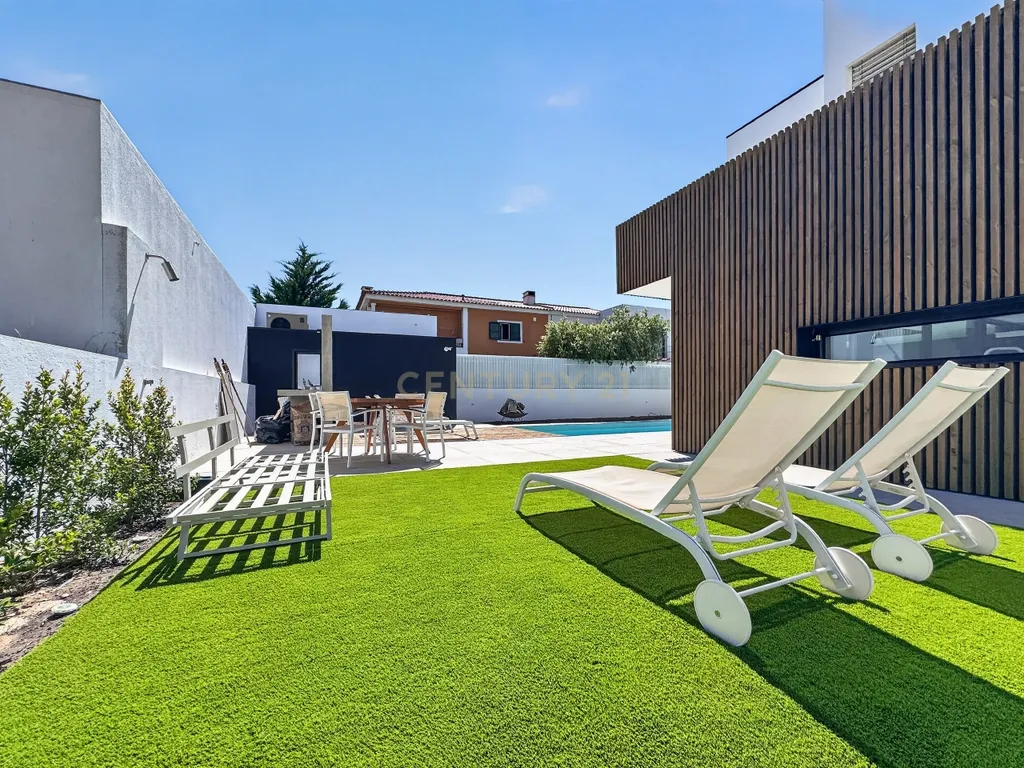 Moradia T3 de Excelência na Aroeira – Conforto, Elegância e Qualidade de Construção - Image 28