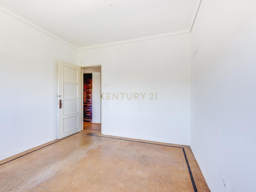  Apartamento T4 para Remodelação no Coração dos Olivais, com Vista Fantástica - Image 16